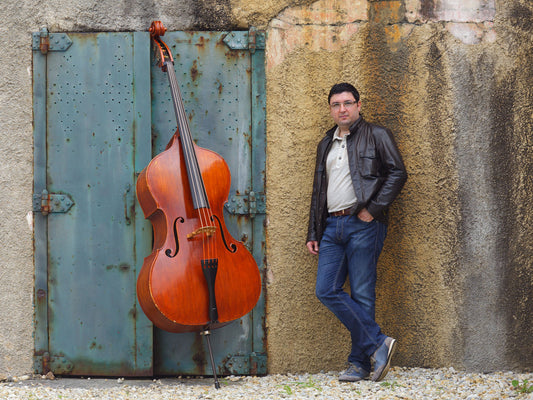 Simón García: Der Fremde (The Stranger) for double bass sextet