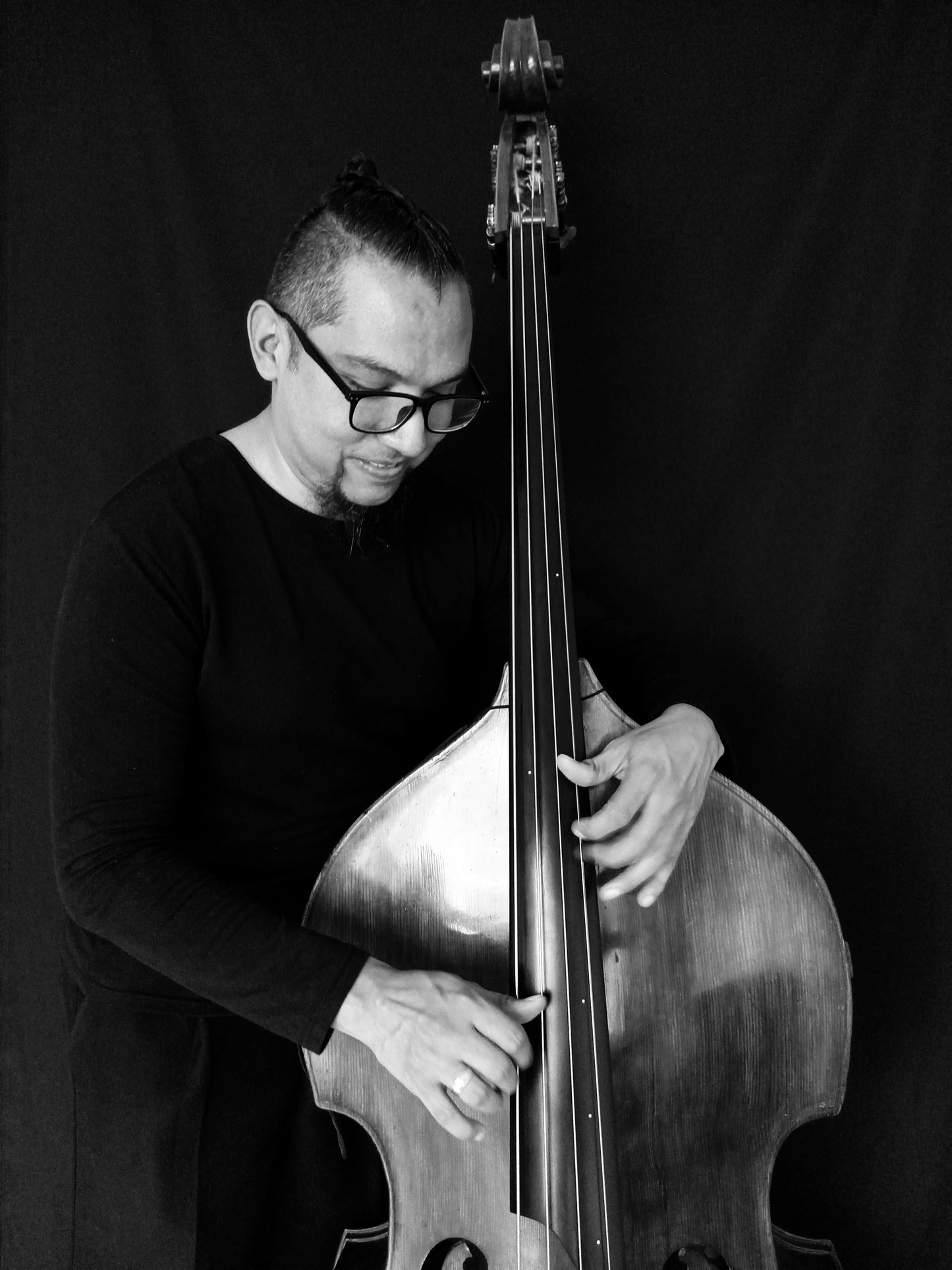 Rodrigo Mata: ESA MUJER SOY YO for double bass and electronics